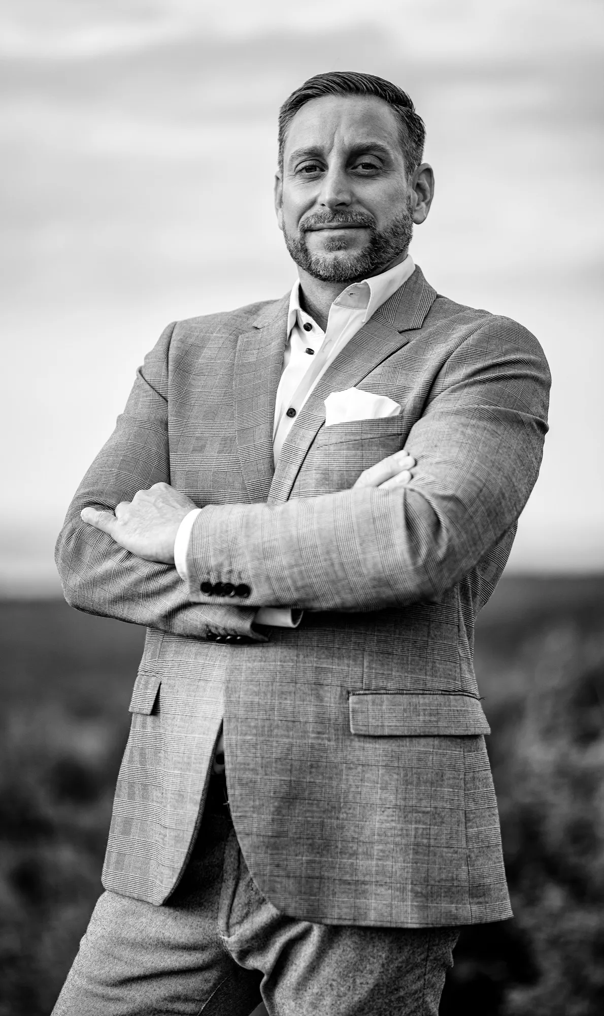 Dr. Pukler Zoltán fekete-fehér portréja, karba tett kézzel, a szabadban